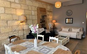 Bel appartement en pierre de 100 m2 avec cour.